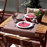 Bed & Breakfast Domus Raffaello 4*